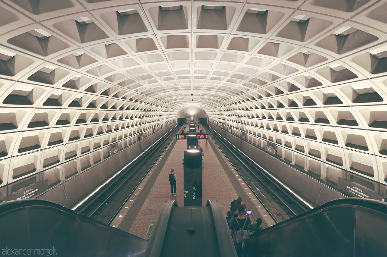 Foto von Symmetrical lines in Washington D.C.'s metro, capturing its geometric beauty and urban flow.