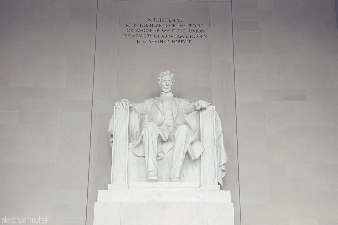 Foto von The iconic Lincoln Memorial in Washington, D.C. stands as a testament to unity and freedom.