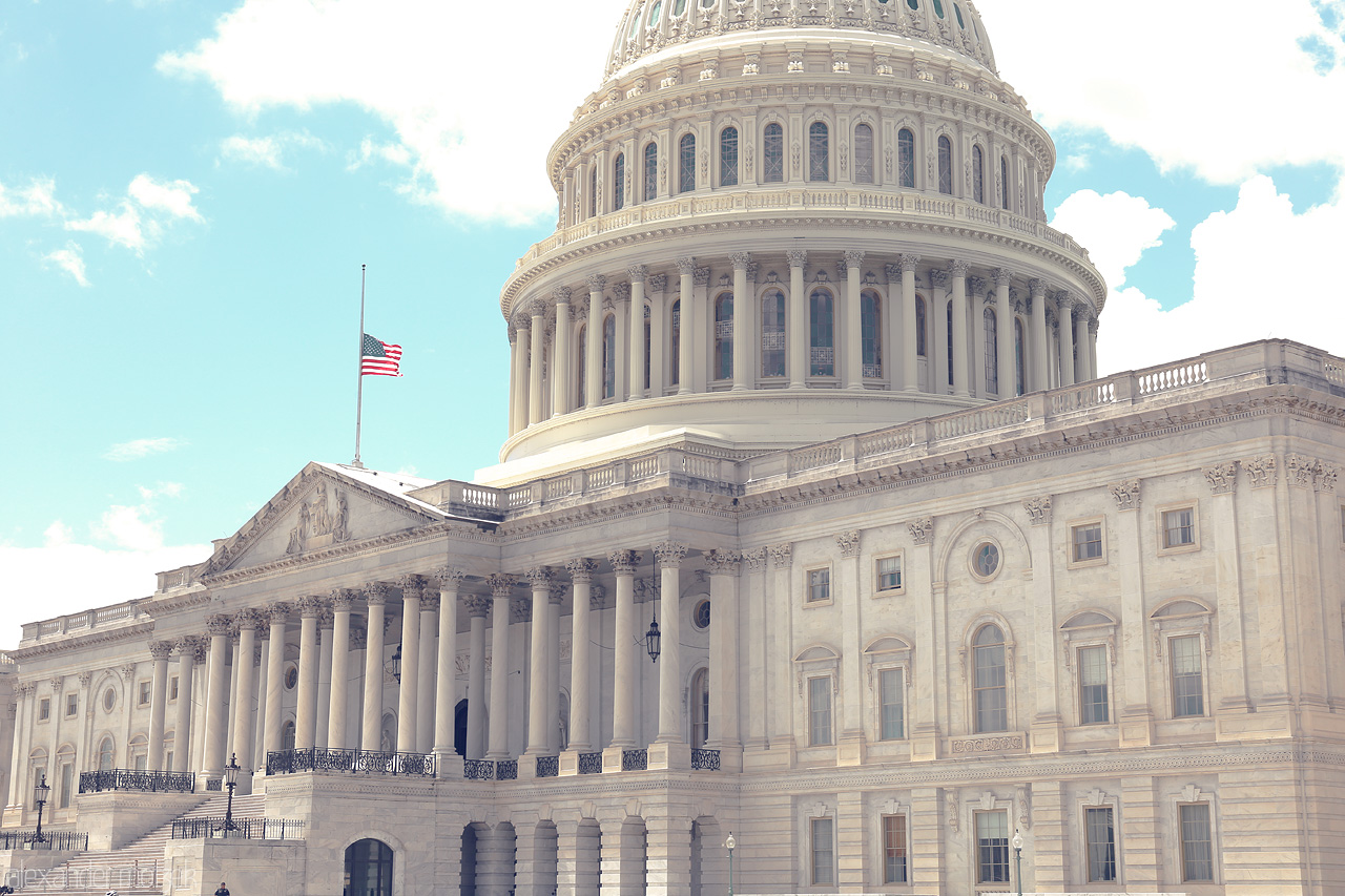 Foto von The majestic U.S. Capitol stands proud under a tranquil sky in Washington, D.C., symbolizing democracy and history in timeless elegance.