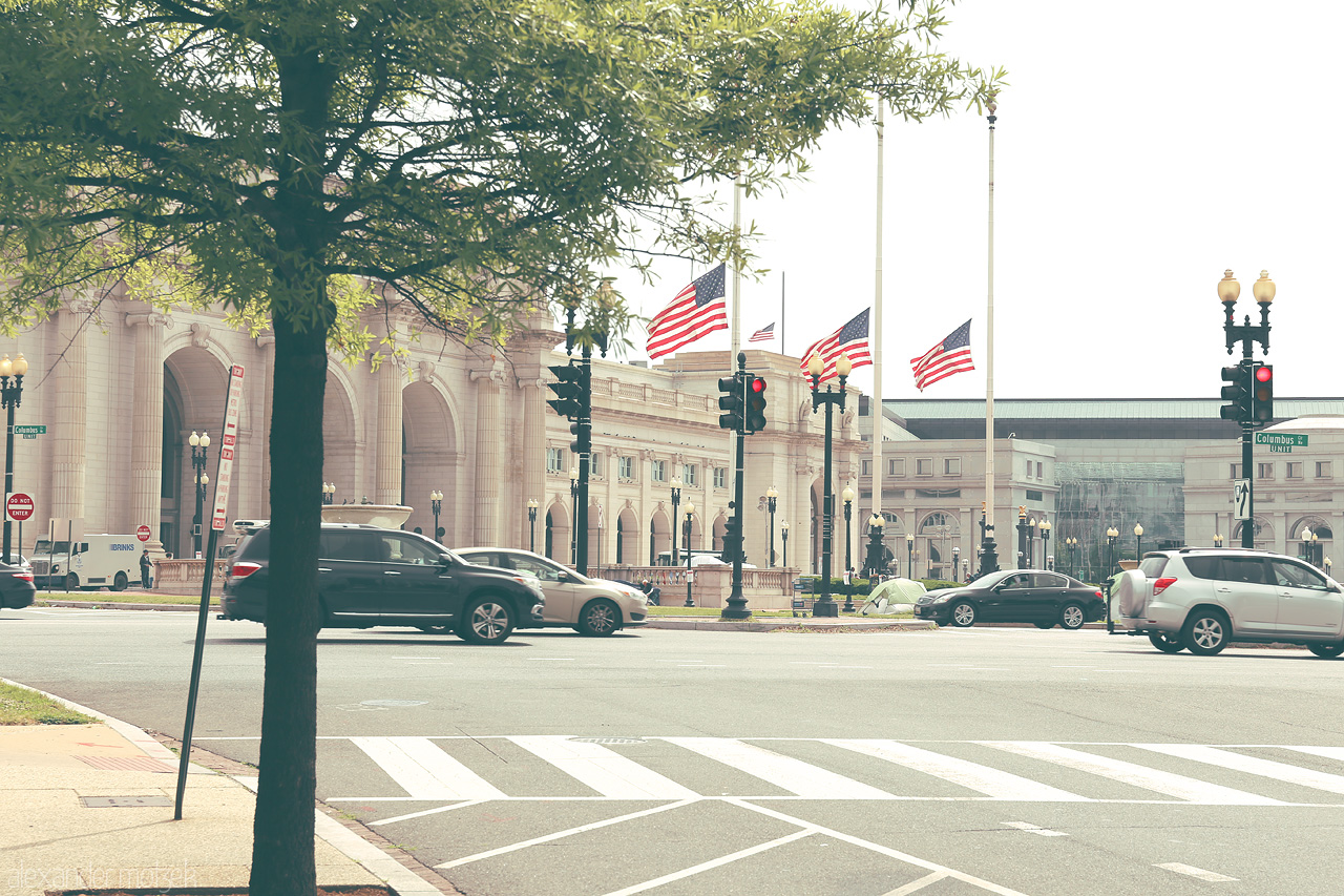 Foto von Union Station stands proud as flags sway in Washington, DC, where history meets modern motion.